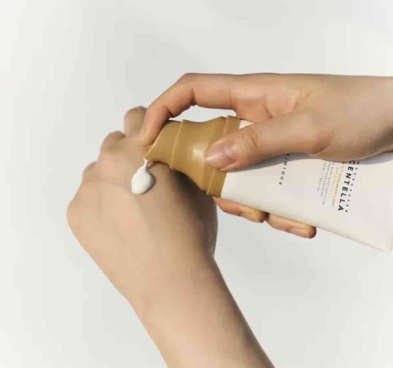 ضد آفتاب سنتلا ماداگاسکار مدل ایر فیت لایت SKIN1004 Air-Fit - تصویر 2